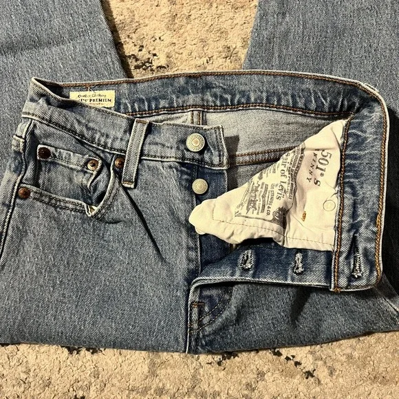 Levi's Women's Light Blue Classic Denim Jeans - Picture 6 of 15